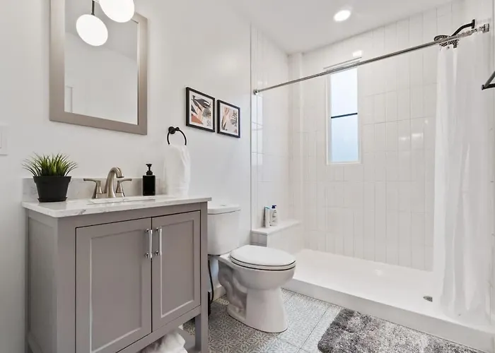 3 Bdrm 2 And A Half Bath - House Private Yard Duplex