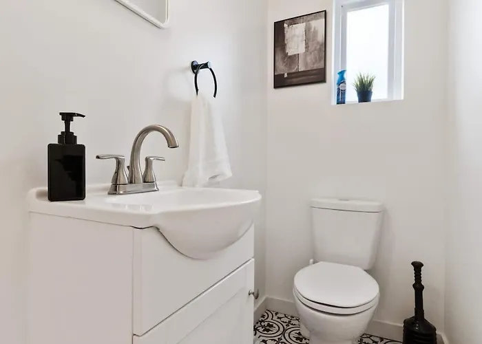 3 Bdrm 2 And A Half Bath - House Private Yard Duplex *