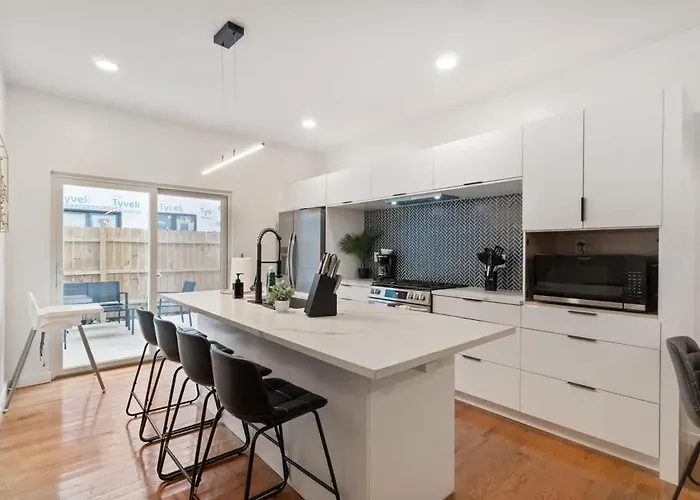 3 Bdrm 2 And A Half Bath - House Private Yard Duplex